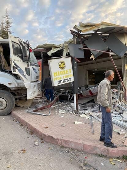 Elazığ’da freni patlayan kamyon fırına daldı