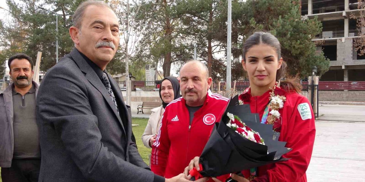 Altın madalyalı boksör Evin Erginoğuz çiçeklerle karşılandı