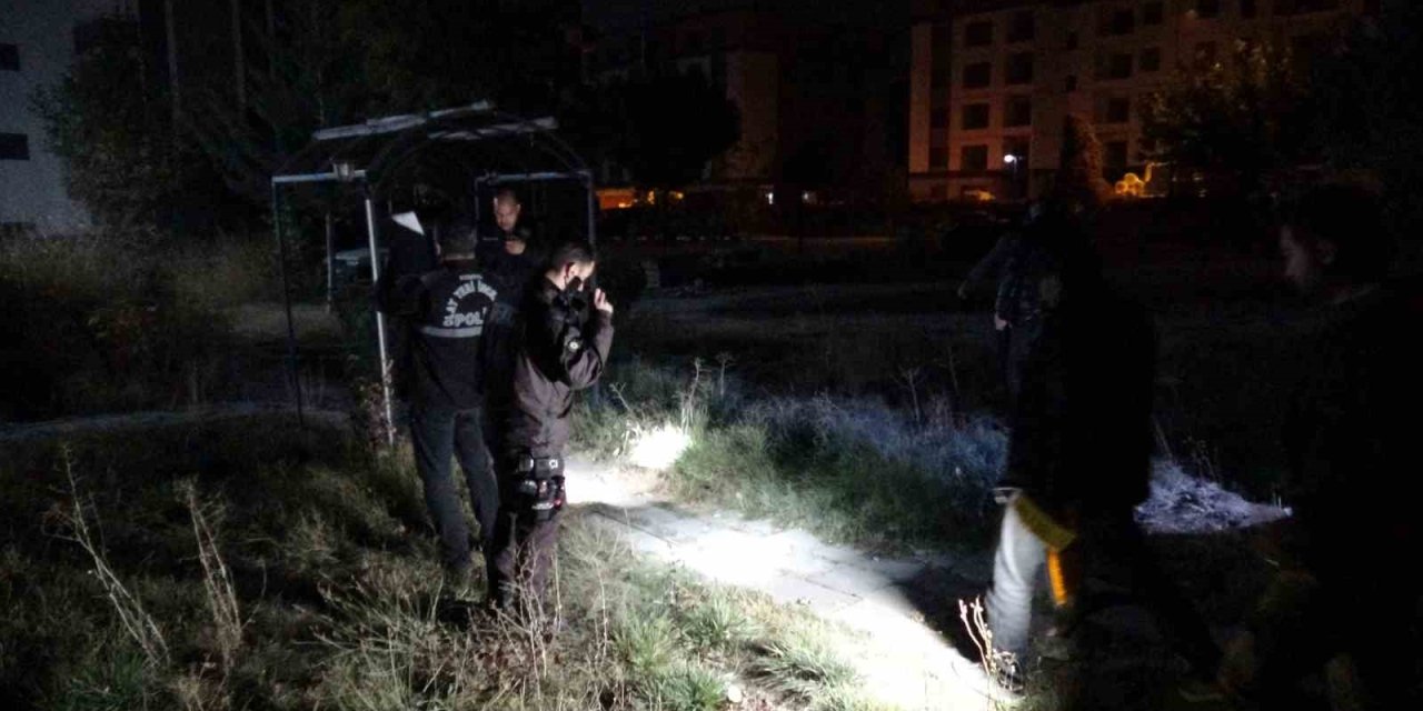 Hırsızlık zanlıları kaçarken silahla işçiyi yaraladı