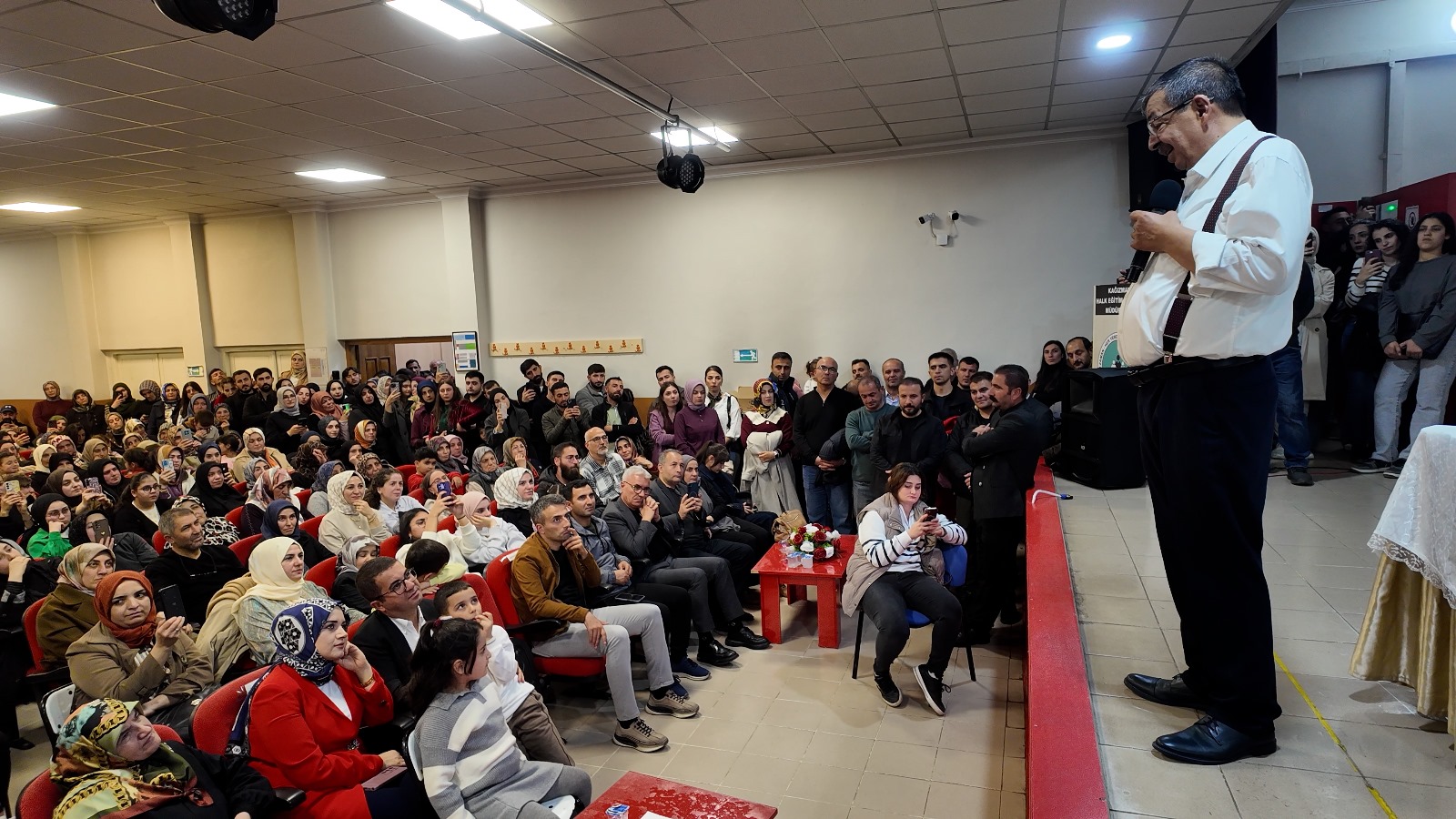 Hayati İnanç sevgisi Kağızman’da salona sığmadı