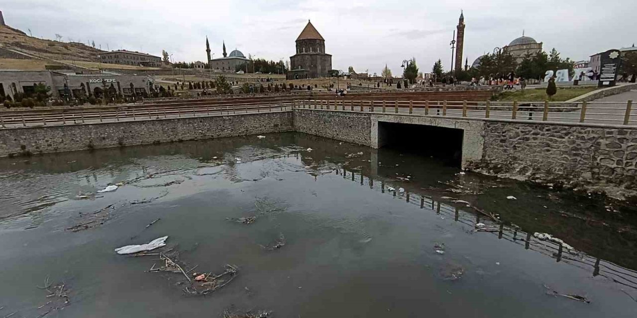 Kars Çayı alarm veriyor