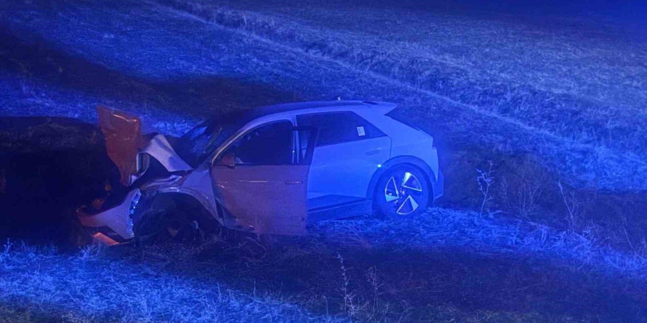 Muş’ta otomobil yola çıkan ineğe çarptı