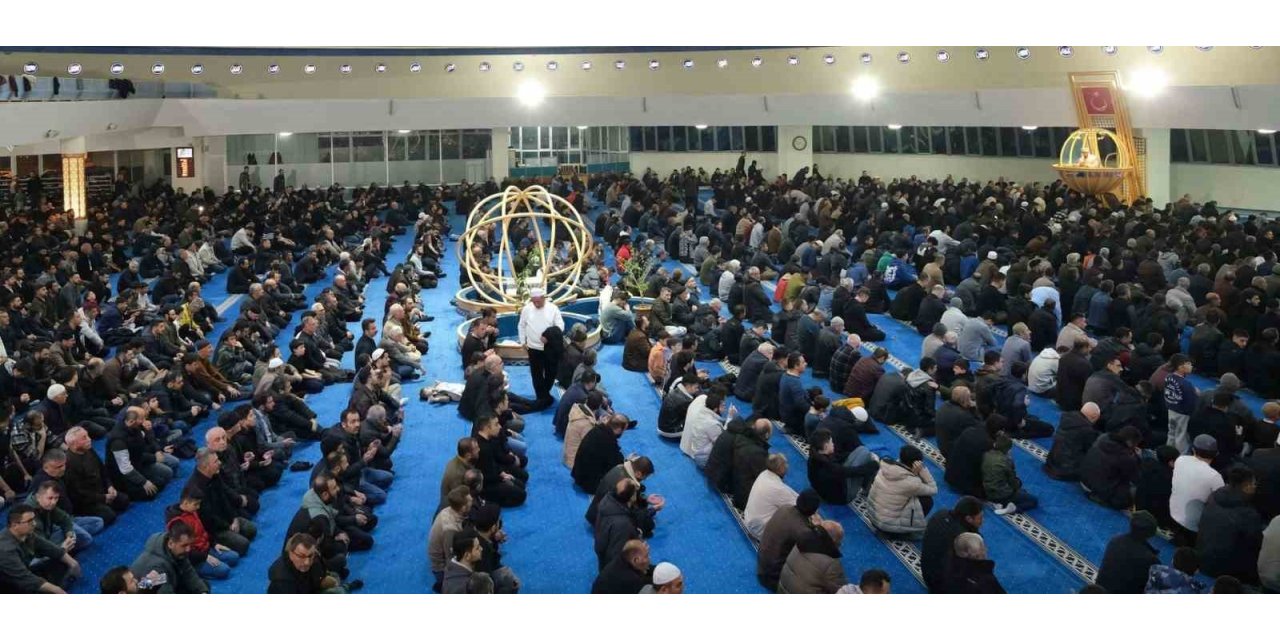 "Vatan ve millet ruhumuz" Cuma hutbesinin konusu oldu