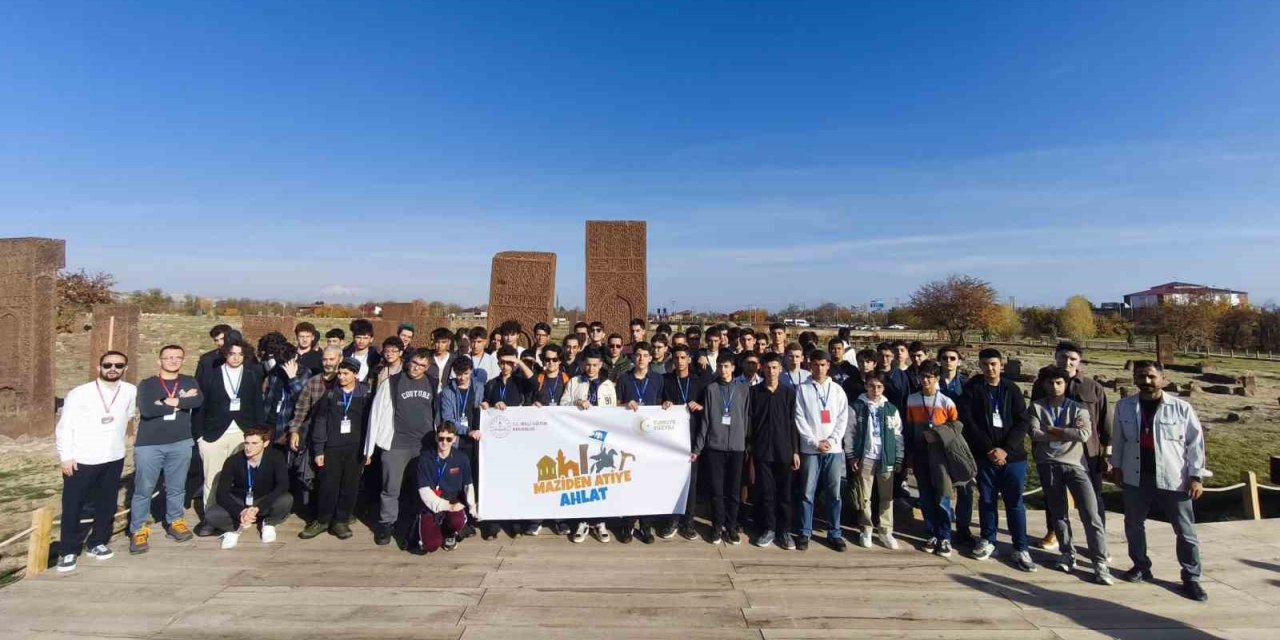 Öğrenciler "Maziden Atiye Ahlat" programıyla tarih yolculuğuna çıkıyor