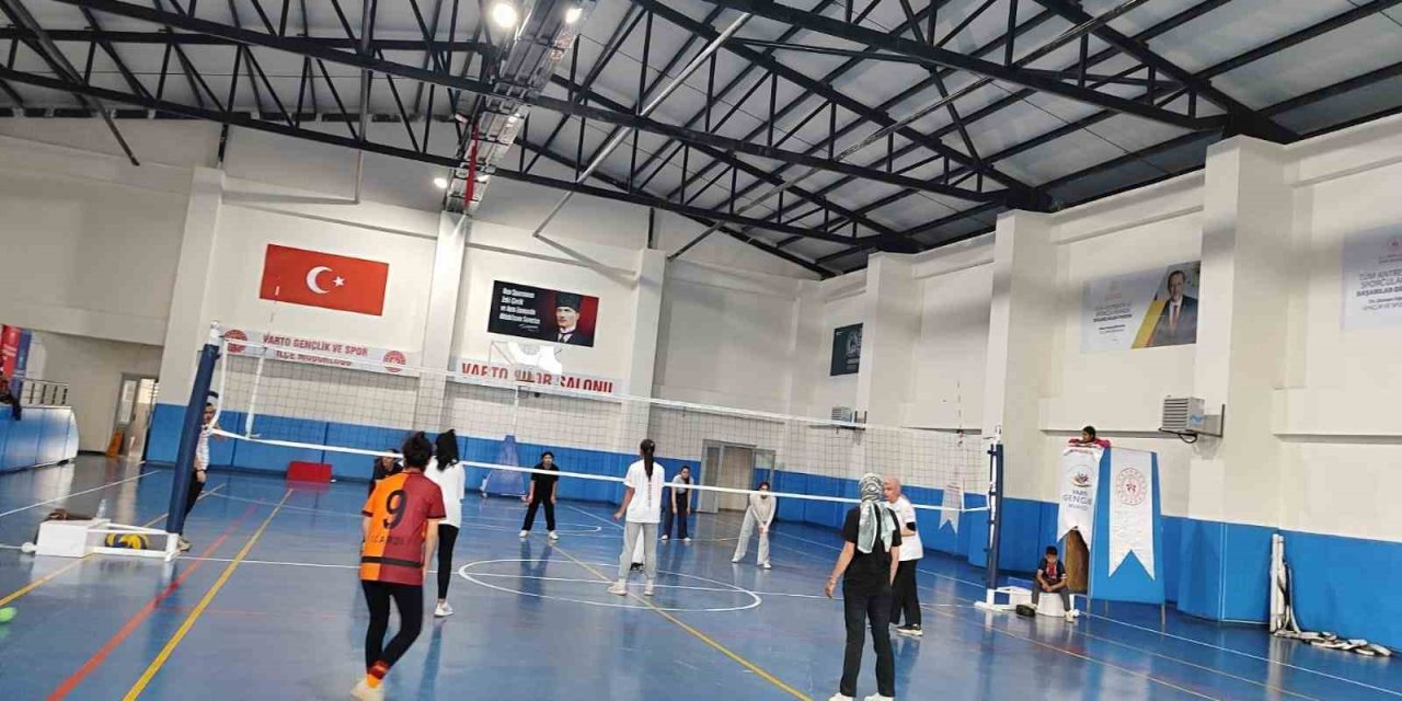 Varto Spor Salonu’nda voleybol antrenmanları devam ediyor
