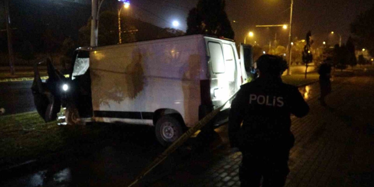 Malatya’da aydınlatma direğine çarpan minibüs sürücüsü hayatını kaybetti