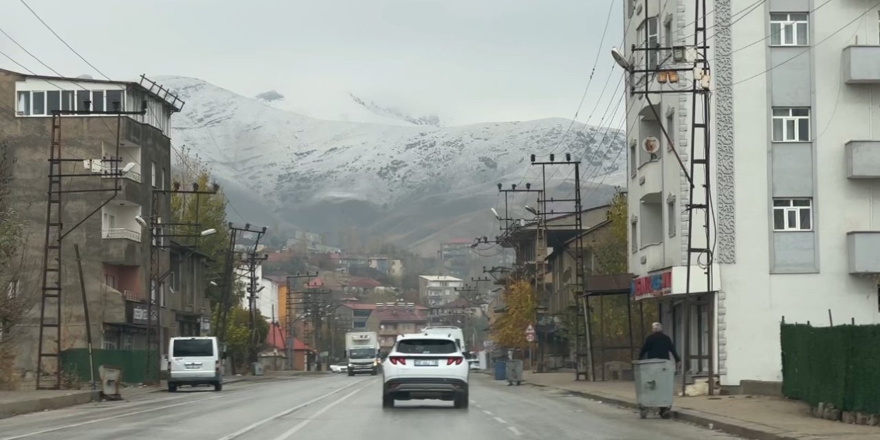 Yüksekova’nın etrafını çevreleyen dağlar beyaza büründü