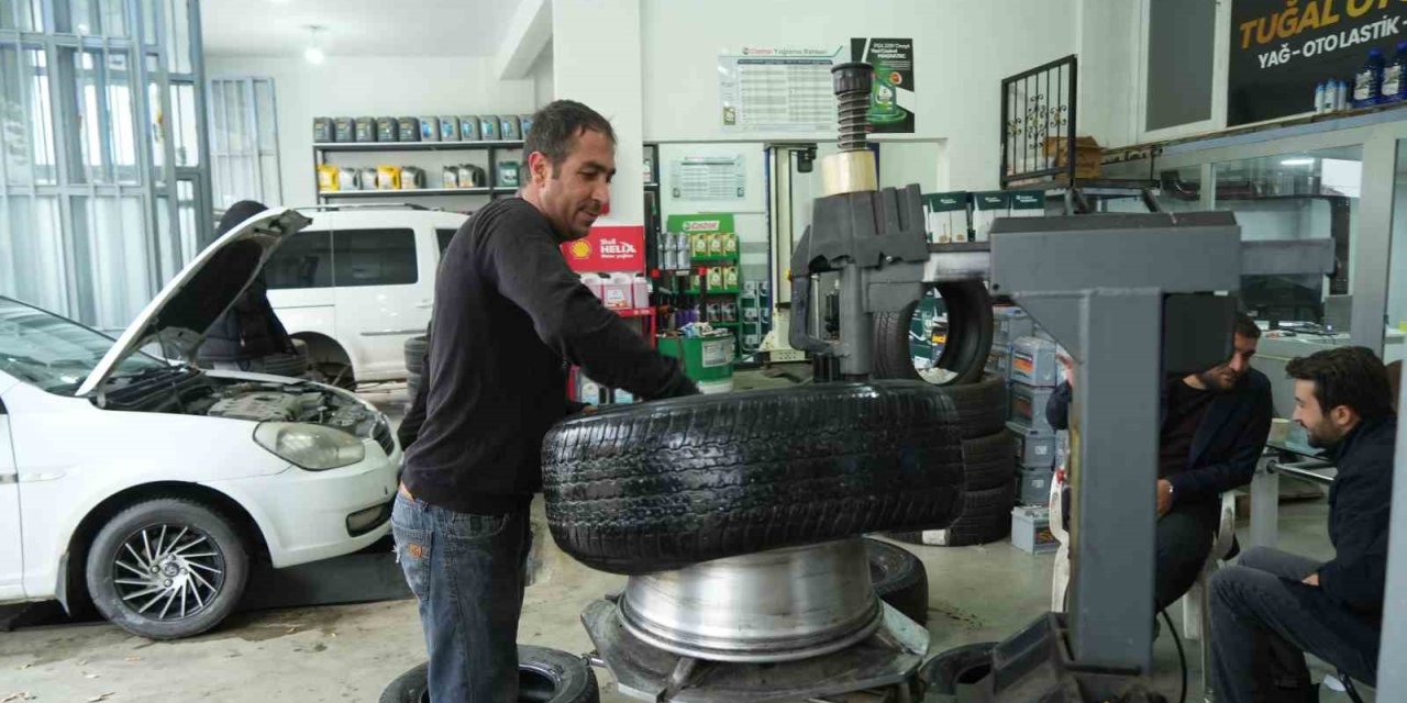 Çavuştepe’ye kar yağdı, sürücüler lastikçilere akın etti