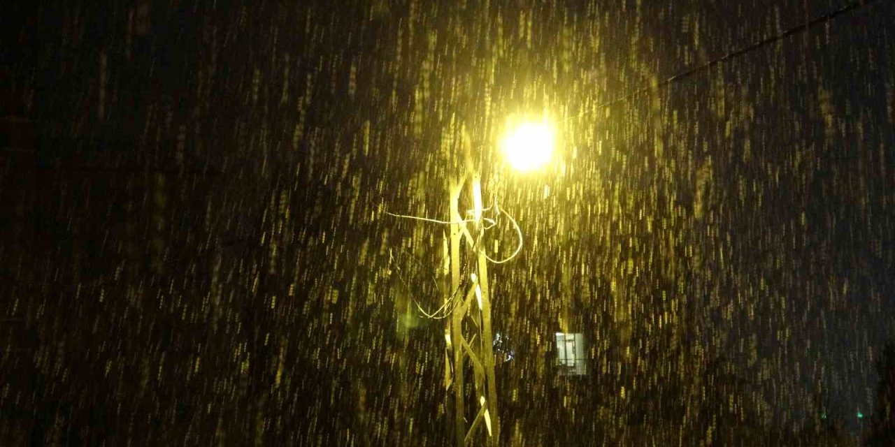 Bitlis’te mevsimin ilk karı yağdı