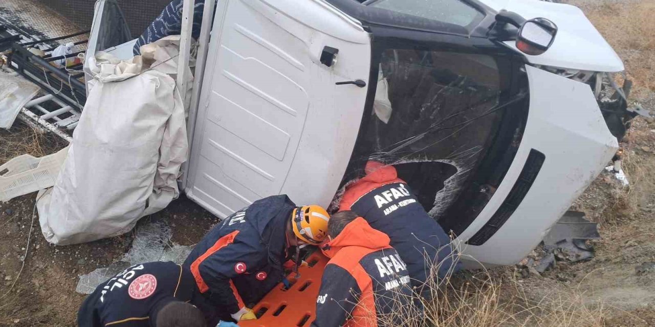 Elazığ’da pikap şarampole uçtu: 2 yaralı
