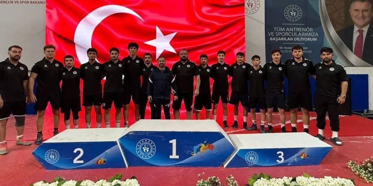 Grekoromen güreşte Erzincan ekibi yarı finale çıktı