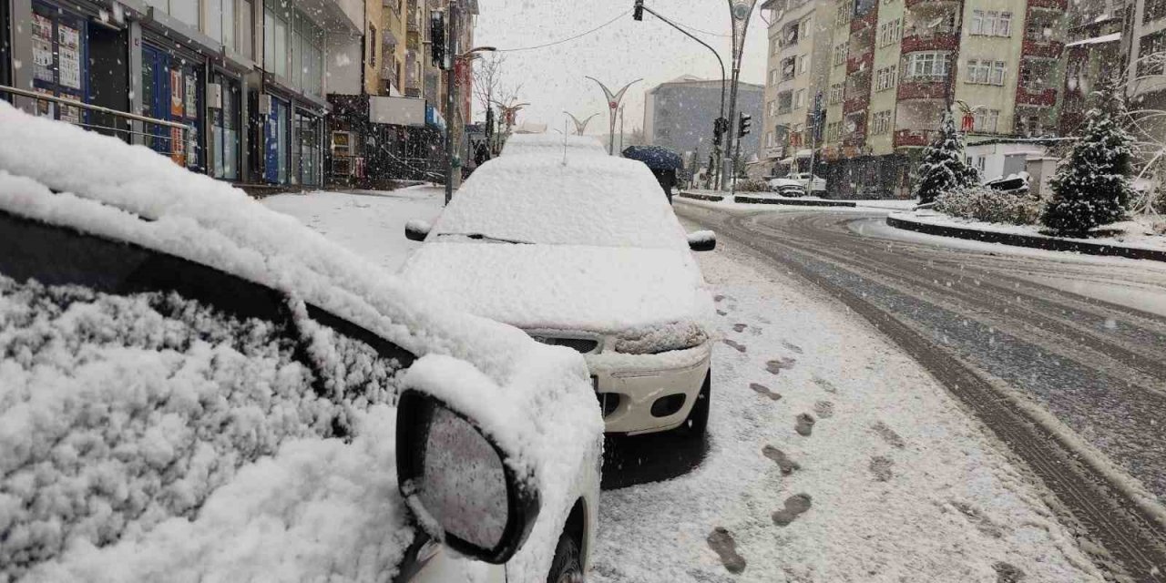 Hakkari’de mevsimin ilk karı yağdı
