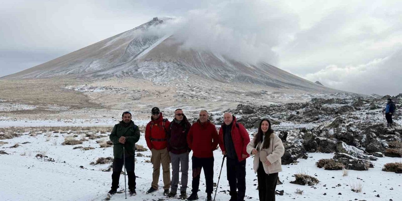 Ağrı Dağı’nda kar yağışına rağmen 27 dağcı tırmanışa geçti