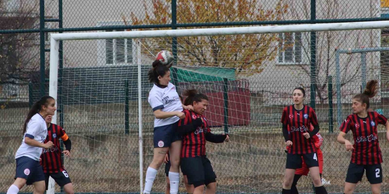 Ağrı Kadın Futbol Takımı, Erzincan’ı 5-0 mağlup etti