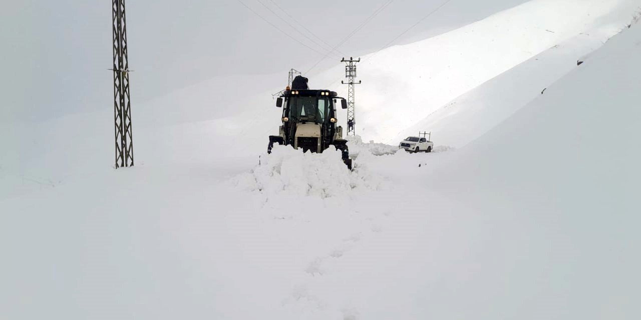 Hakkari’de kardan kapanan 9 köy ve 21 mezra yolu ulaşıma açıldı