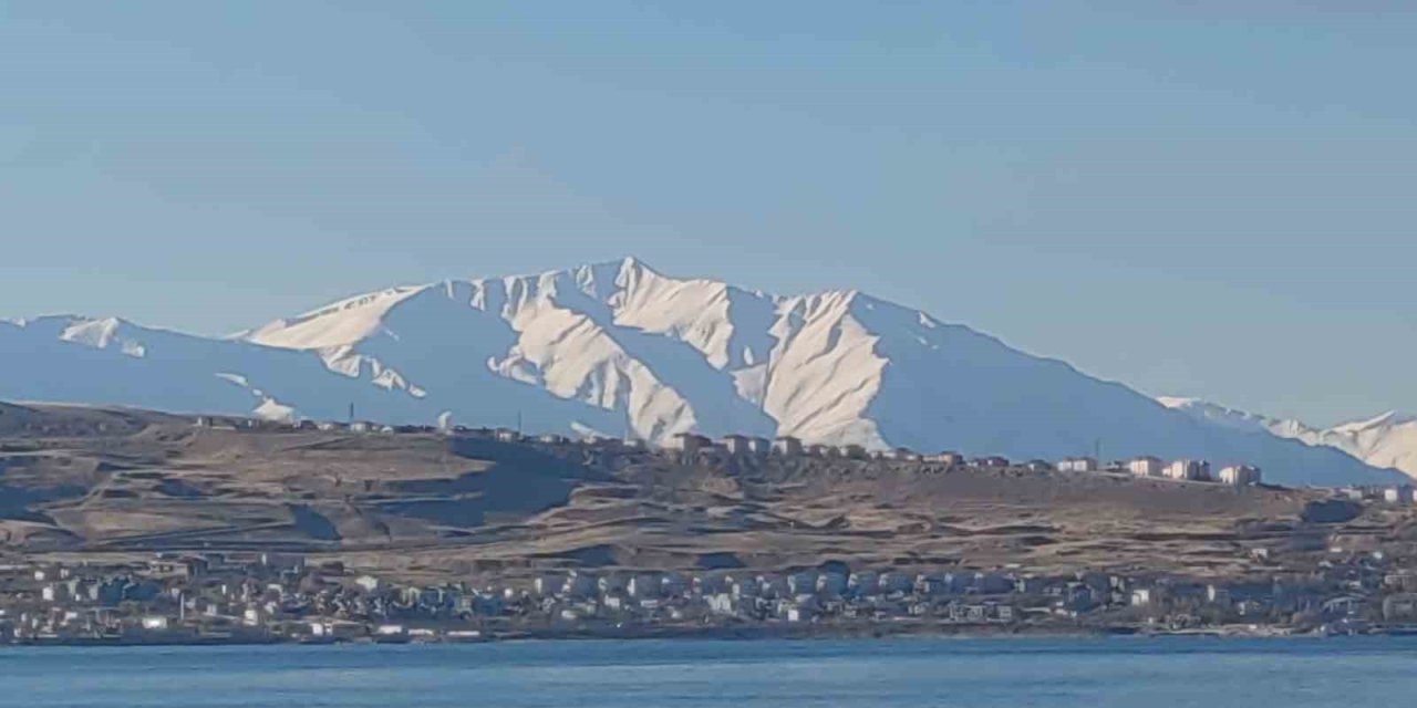 Artos Dağı beyaz gelinliğini giydi