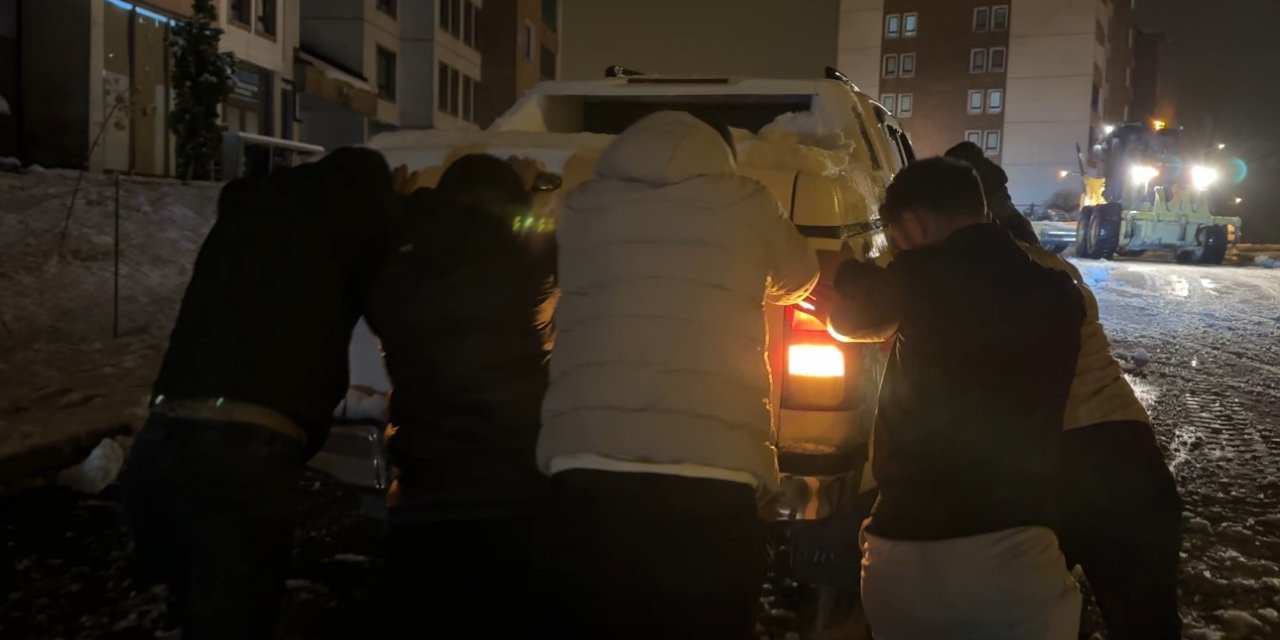 Yüksekova’da yollar piste döndü: Sürücülerin yokuşla imtihanı kameraya yansıdı