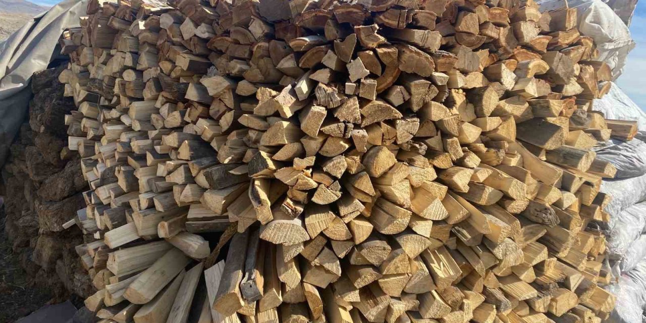 Patnos’ta kış yaklaşırken odun istifleme çalışmaları hız kazandı