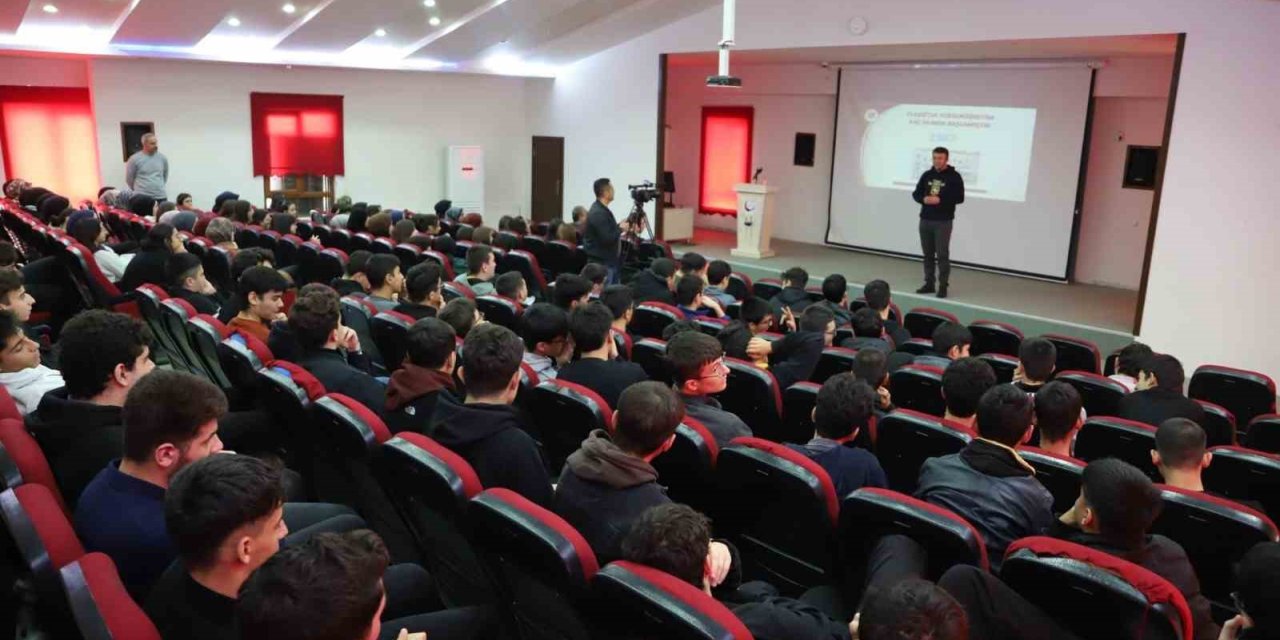 Elazığ’daki liselerde Fırat Üniversitesi tanıtıldı