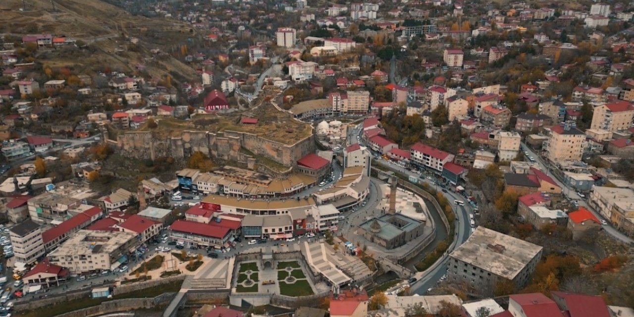 Bitlis’in tarihi çarşısı sonbaharın eşsiz renkleriyle görüntülendi