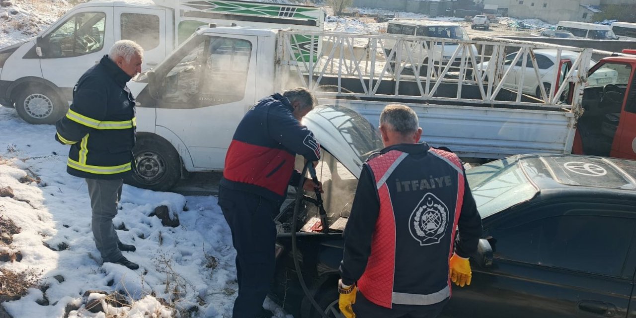 Yüksekova’da seyir halindeki otomobil yandı