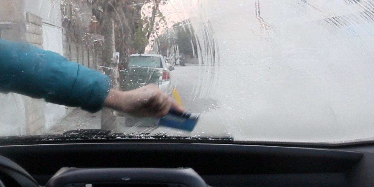 Erzincan’da soğuk hava etkili oldu: Araç camları buz tuttu