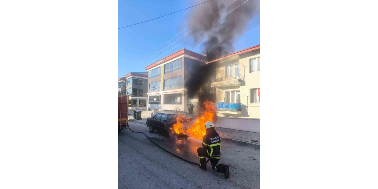 Erzincan’da park halindeki araç yandı