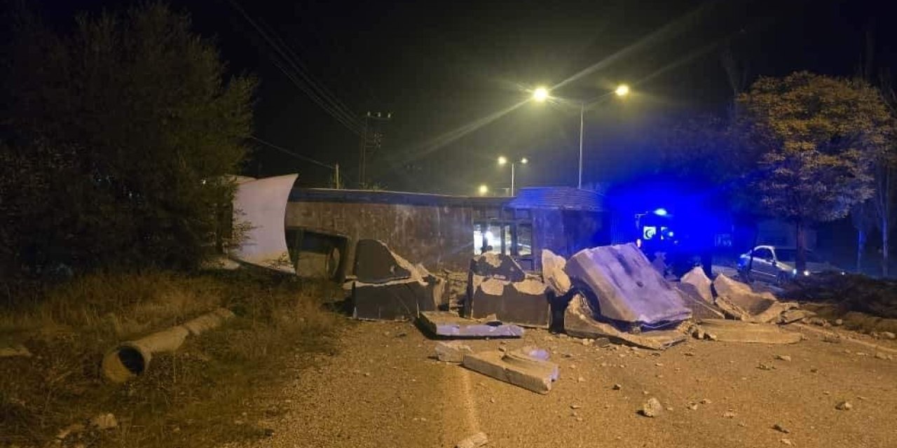 Malatya’da devrilen tır yolu kapattı
