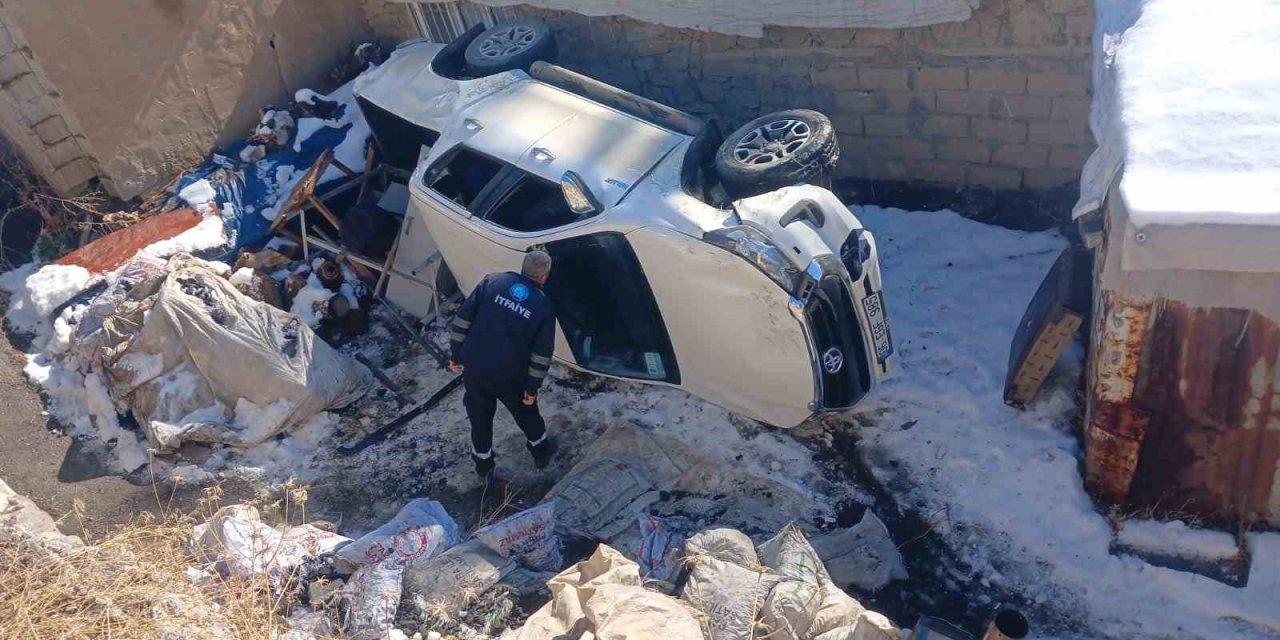 Hakkari’de VEDAŞ personelini taşıyan kamyonet şarampole yuvarlandı