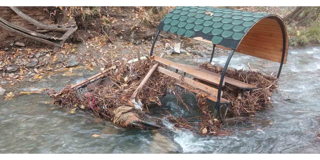 Palu’da Teke Deresi taştı: banklar sürüklendi