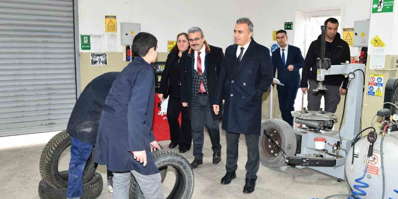 Vali Çiçek’ten okul ziyareti