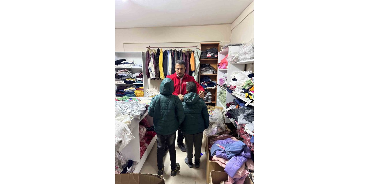 Muradiye’de Kızılay’dan kışlık giyim desteği
