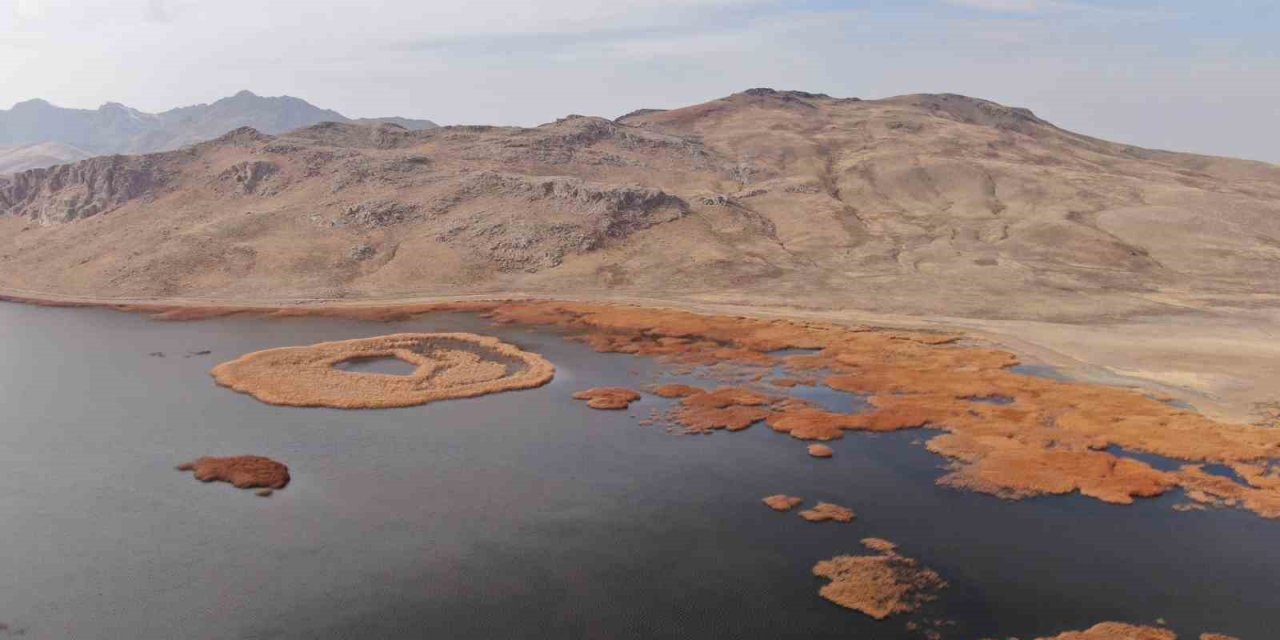 Van’ın 2 bin 800 yıllık mühendislik harikası kuruyor: Keşiş Gölü’nde su seviyesi endişe veriyor