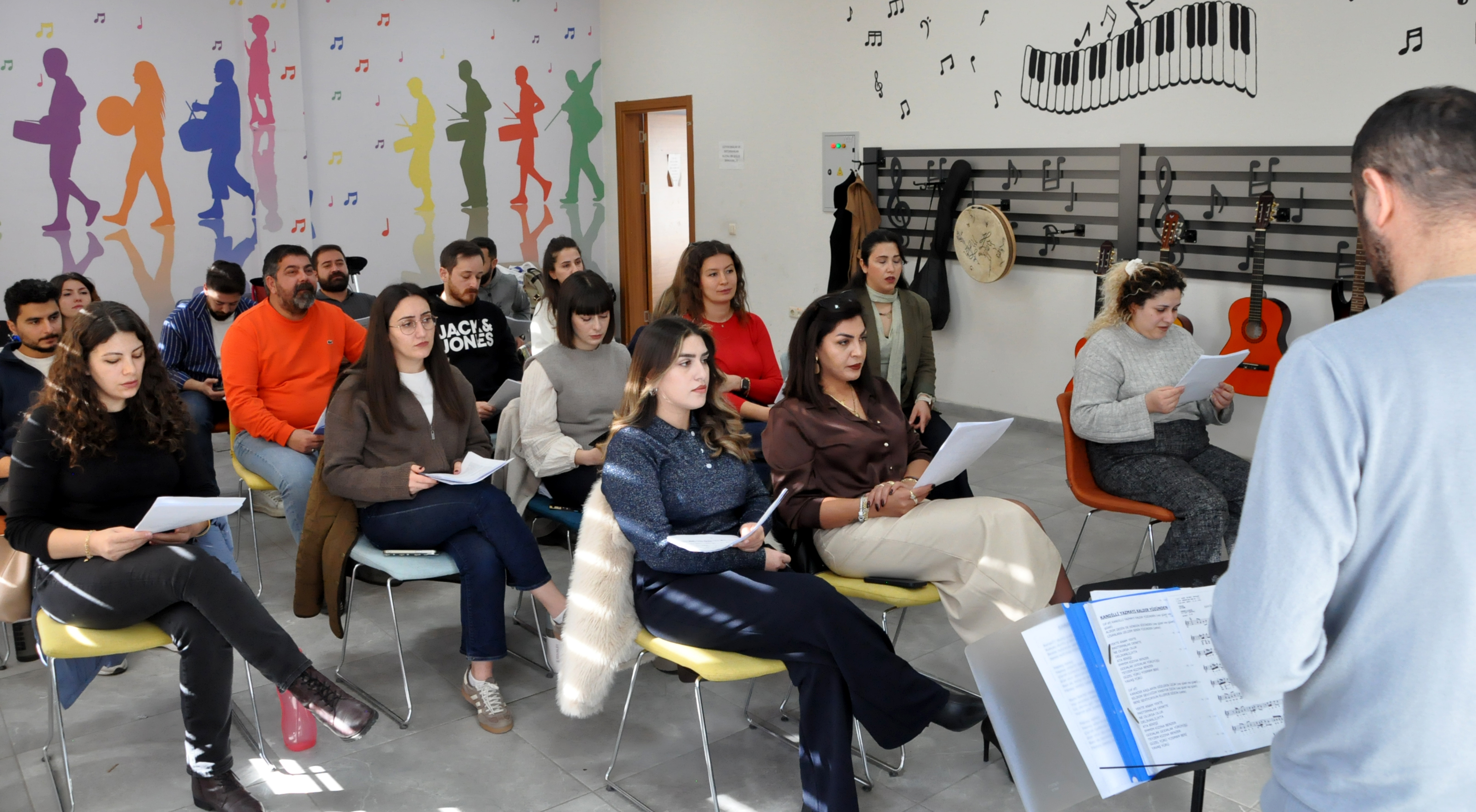 Kars'ta öğretmenlerden türkü korosu