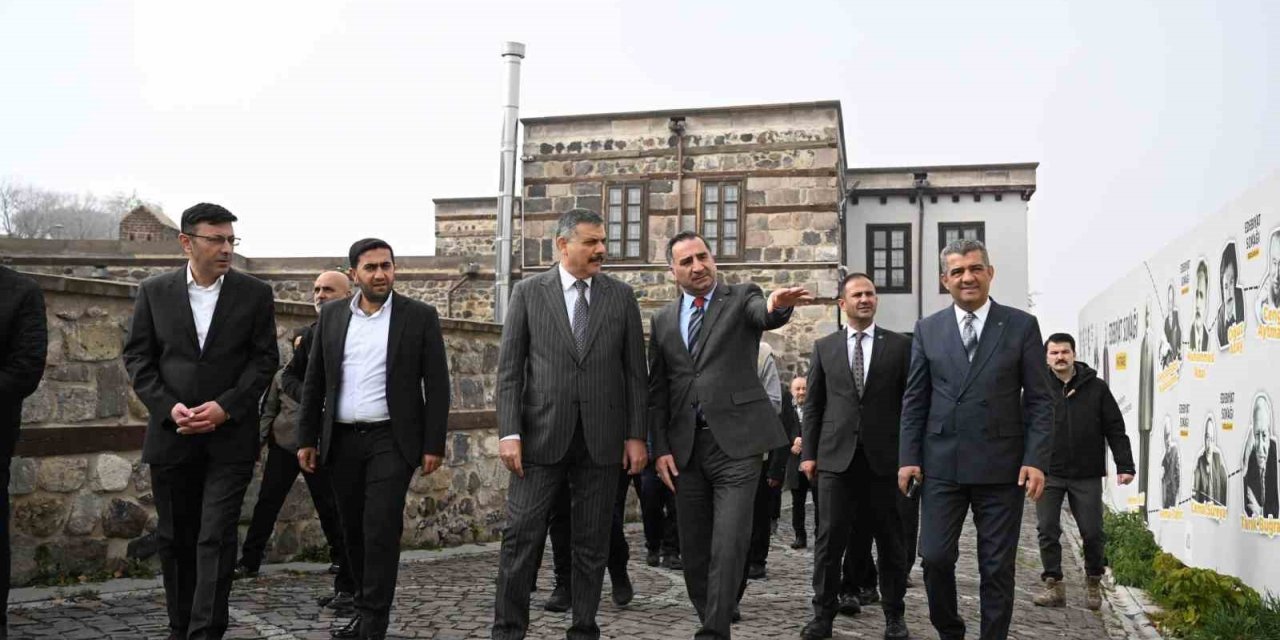 Vali Çiftçi, "Dil ve Edebiyat Konağı"nı inceledi, "Edebiyat Sokağı"nda gezdi