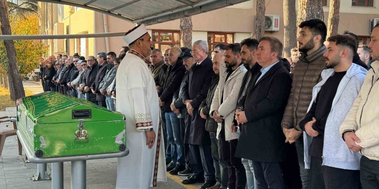 Gazeteci Çetinkaya’nın eşi Esra Çetinkaya son yolculuğuna uğurlandı