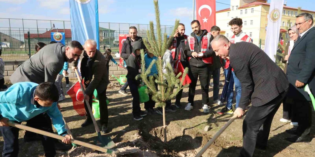 Ağrı’da "Türkiye Yeşeriyor, Gazze Güçleniyor" projesi kapsamında fidanlar toprakla buluşturuldu