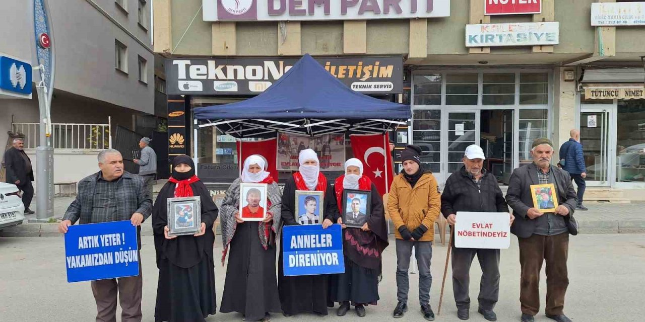Muş’ta evlat nöbetindeki ailelerden ’teslim olsun’ çağrısı