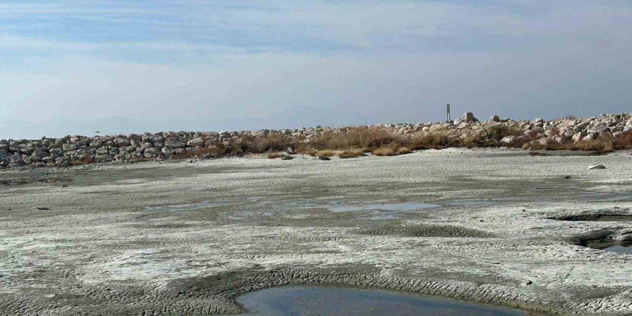 Van Gölü çekilince balıkçı limanları karaya döndü