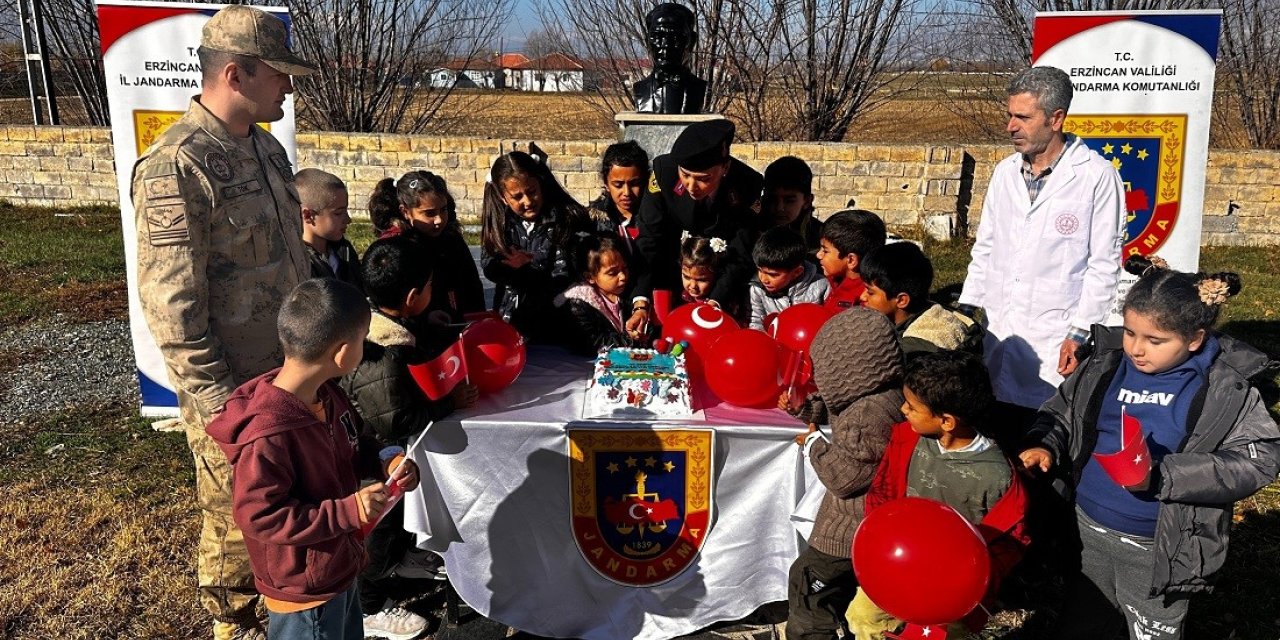 Jandarma ekiplerinden öğrencilere Çocuk Hakları Günü sürprizi