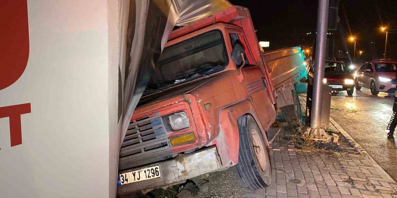 Freni patlayan kamyon önce otomobile ardından inşaat bariyerine çarptı: 2 yaralı