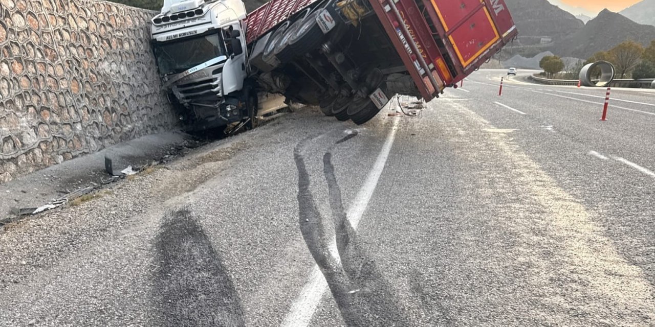 Malatya’da kontrolden çıkan tır istinat duvarına çarptı: 1 yaralı