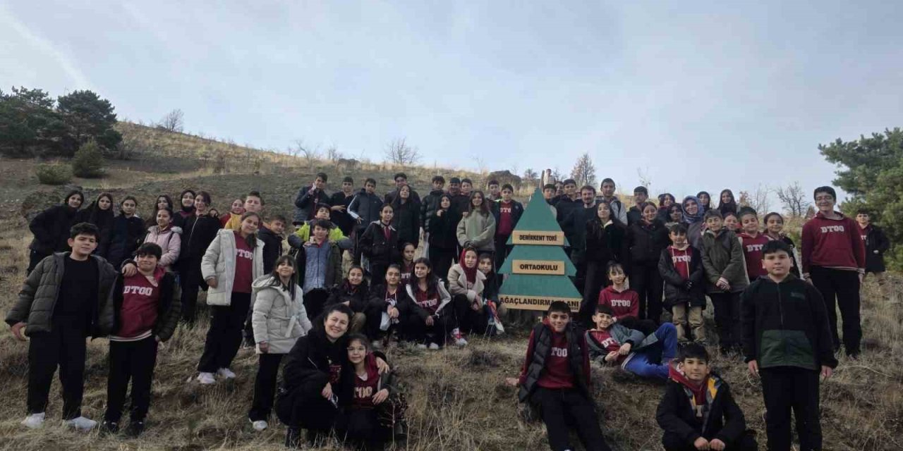 Geleceğe nefes: Demirkent TOKİ Ortaokulu öğrencilerinden örnek fidan dikimi etkinliği