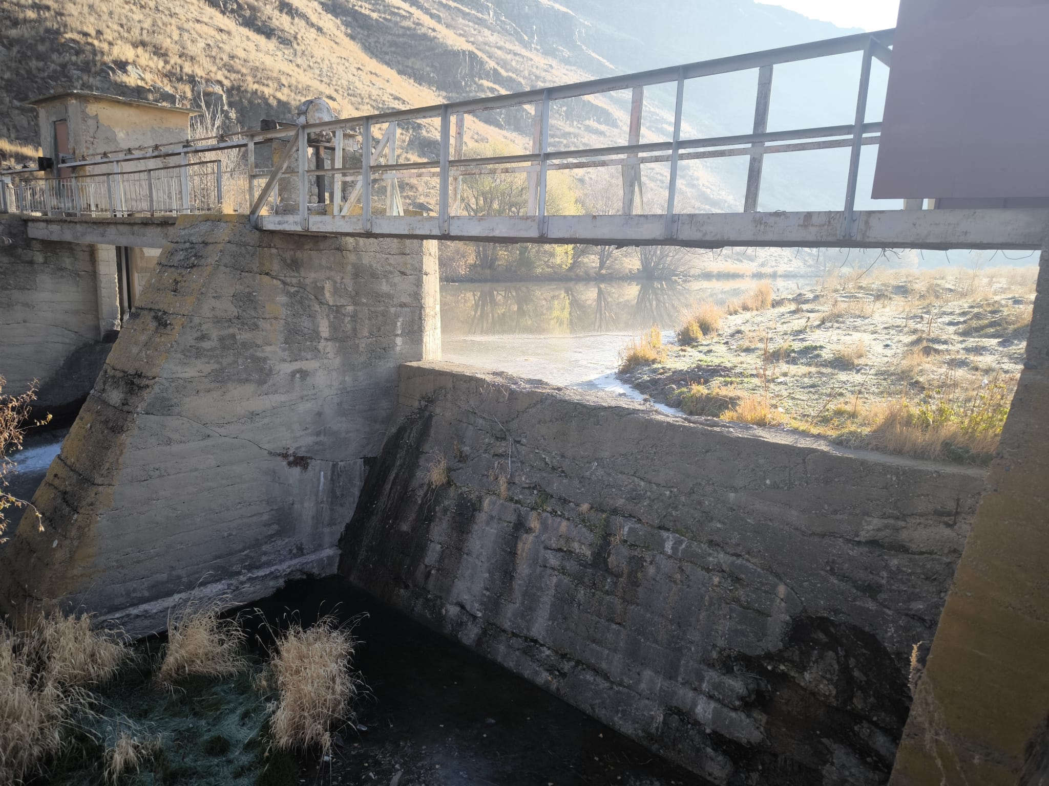 Kars’ta soğuktan HES barajı kısmen dondu