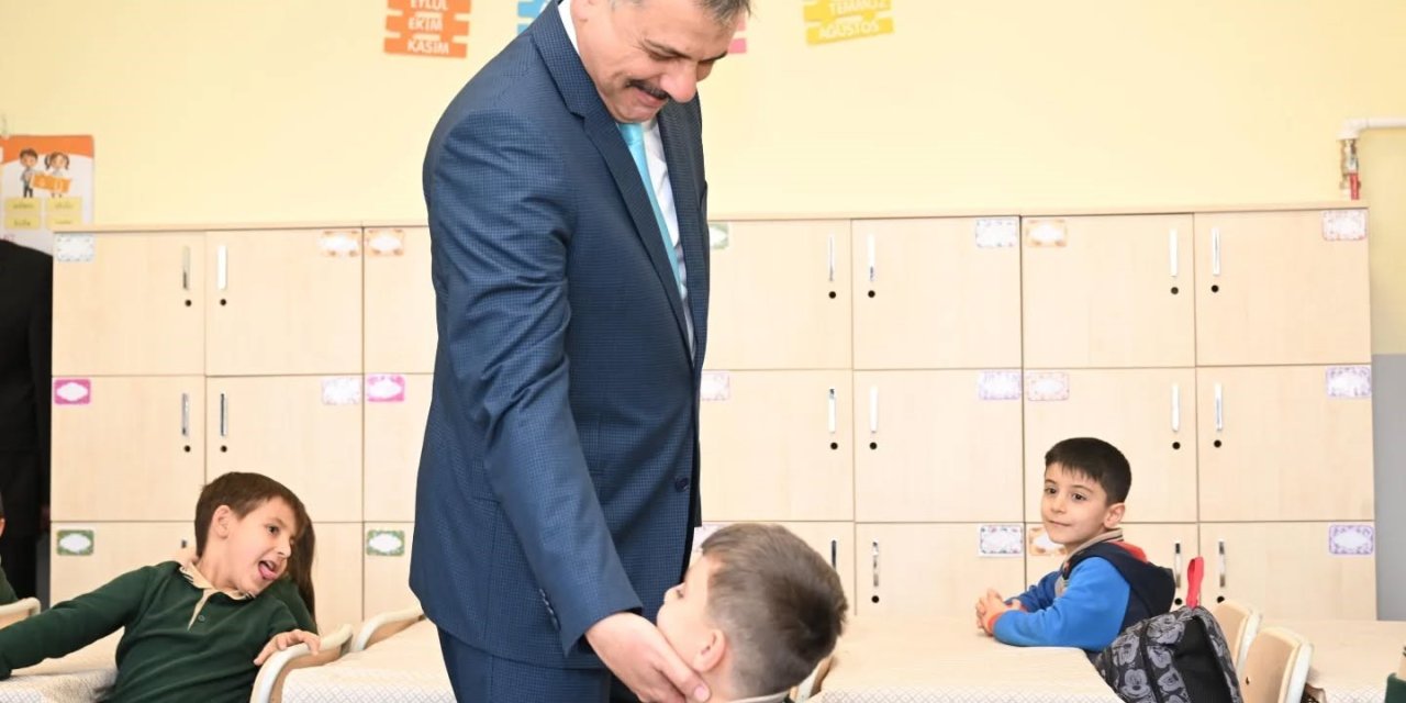 Vali Çiftçi öğrenci ve öğretmenlerle buluştu