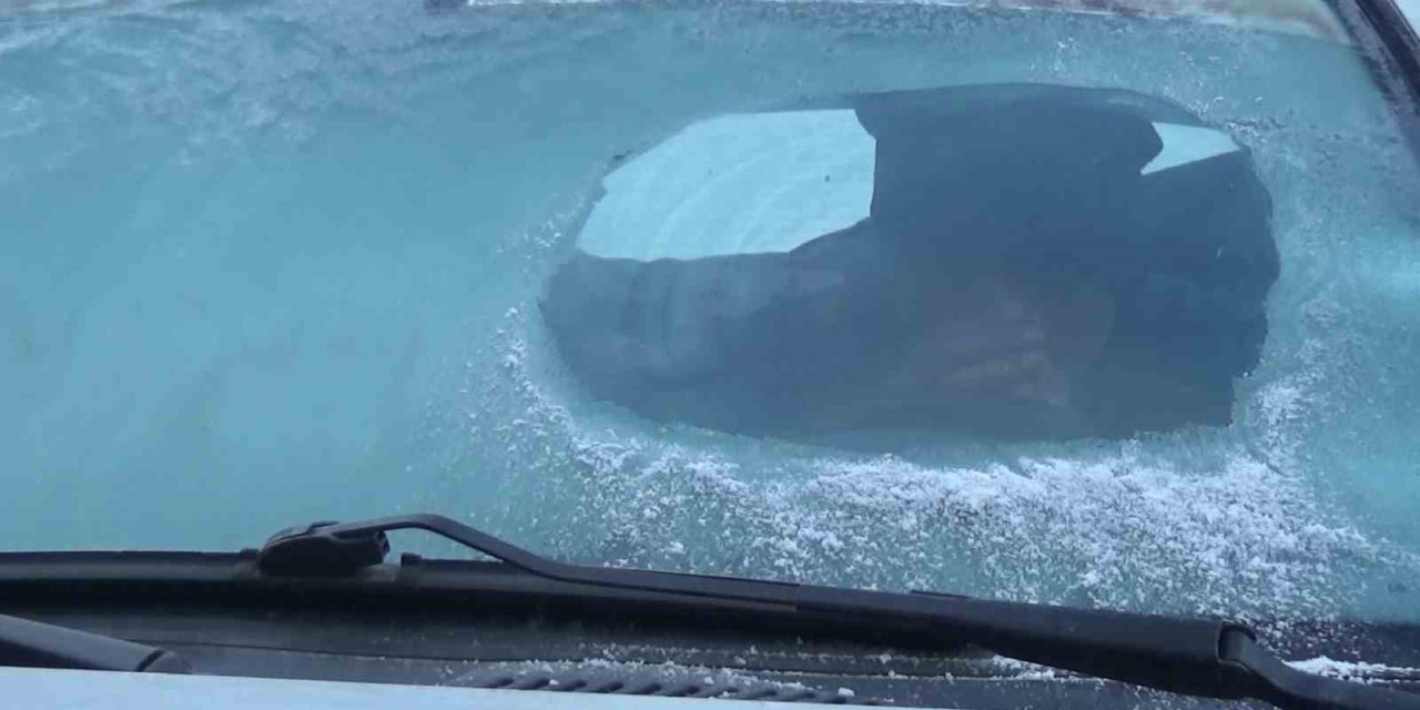 Kars eksi 13’ü gördü: Araç camları buz tuttu