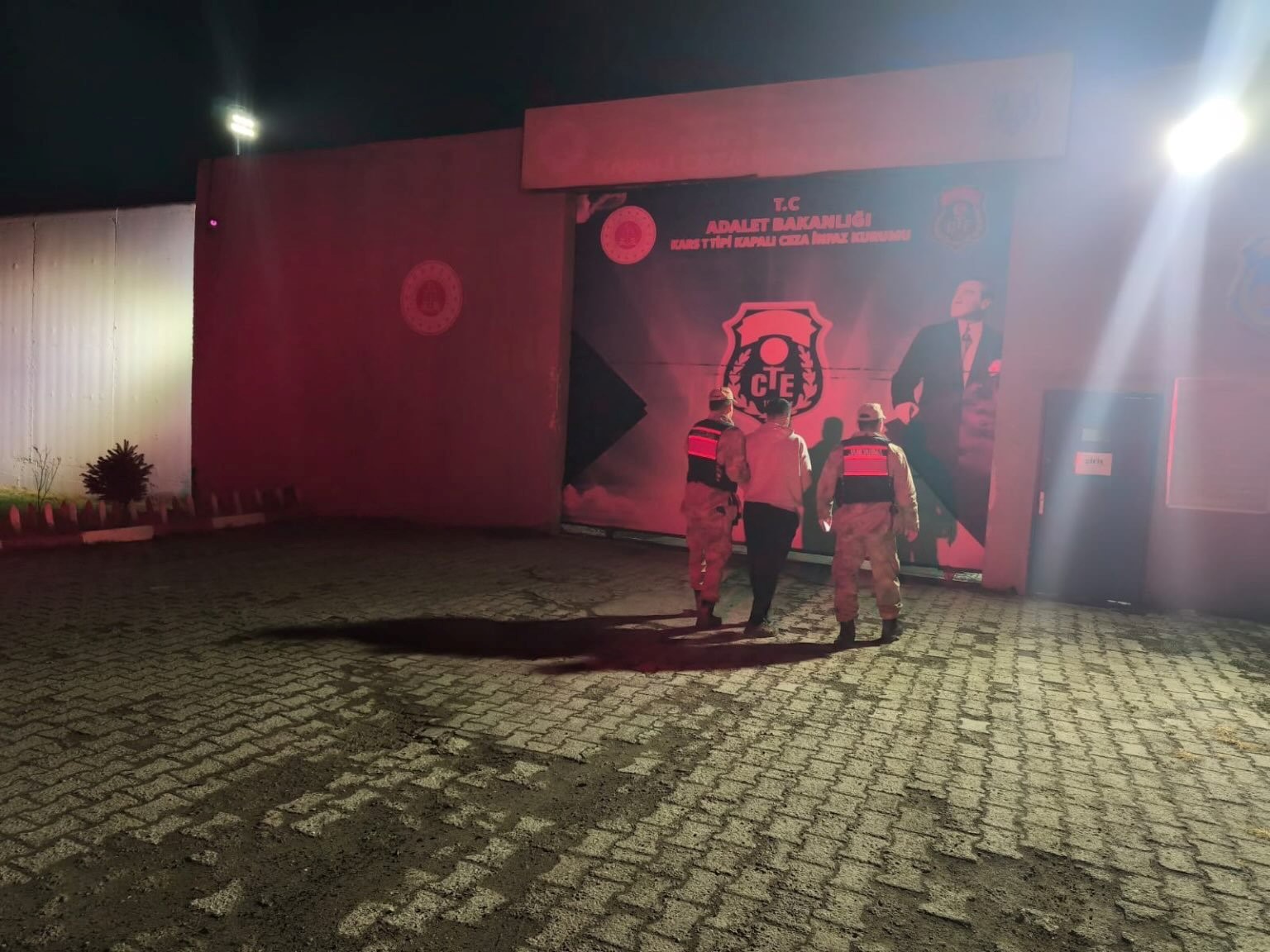 Kars’ta aranan dolandırıcı yakalandı