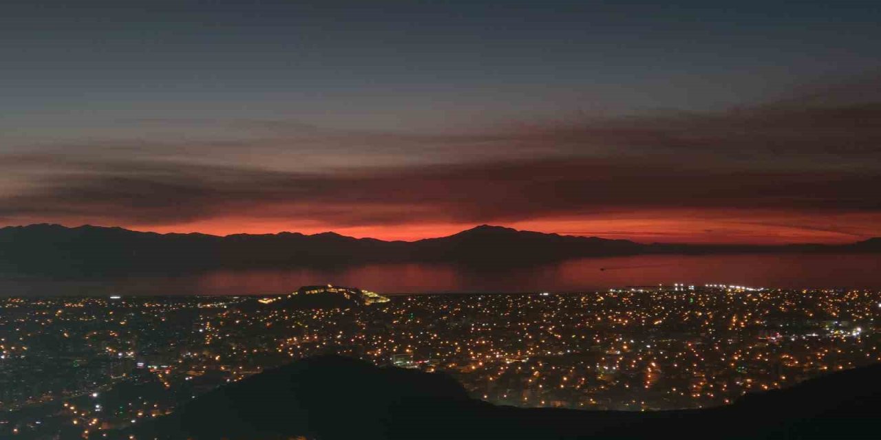 Van’da büyüleyici günbatımı: Gökyüzü kızıla boyandı, kartpostallık manzaralar ortaya çıktı