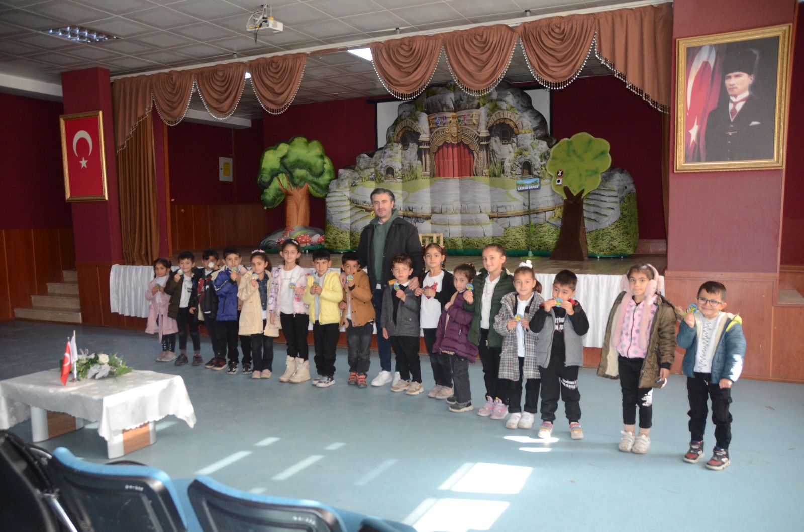 Sarıkamış’ta “Akıllı Tavşan Momo ve Orman Dostları"  çocuklarla buluştu