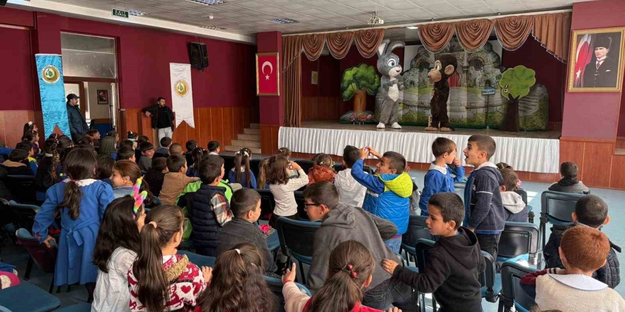 Sarıkamış’ta "Şarkılı Orman" oyununa miniklerden yoğun ilgi